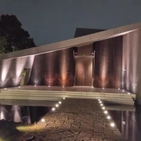 チャペルの外観、夜の風景