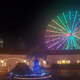 隣に遊園地があり、夜になるとライトアップされます！