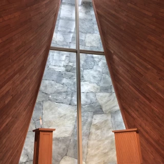 ひのき？の香りがただよう落ち着く挙式会場です。