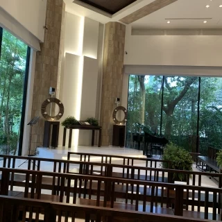 天井が高いチャペル
