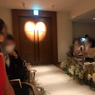 新郎入場前。ライトがハートの形に
