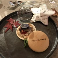 席に着くなり、美味しい最中のサービスが。