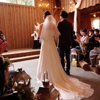 ナチュラルな木に囲まれた会場