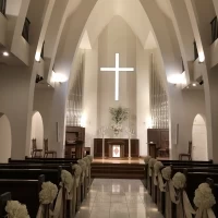 大聖堂のチャペルです。天井が高く後ろの座席ほど高い劇場型です