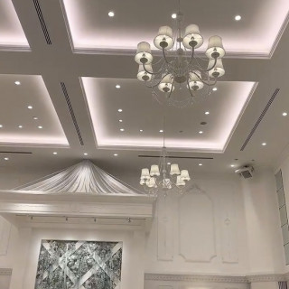 シャンデリアのような照明で天井は高いです。