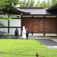 庭園と、奥にある新郎新婦のお色直しスペースです。