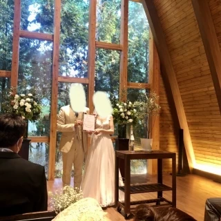 高い天井とバックの大きな窓が素敵でした。