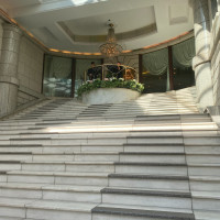 式場入り口の大階段です。こちらで撮る写真は素敵です。