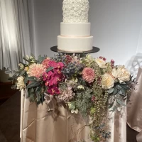 ケーキ下の装花が華やかだとケーキが映えます。