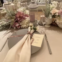 会場にお任せでも素敵にテーブルメイクしてくれます。