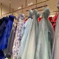 様々な種類のカラードレスがあります。