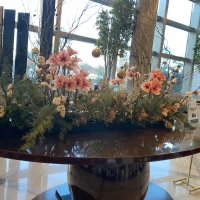 ロビーには華やかな花が飾られています。
