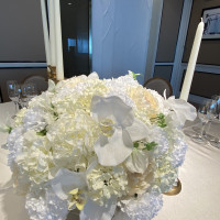 テーブル装花は白が基調です。