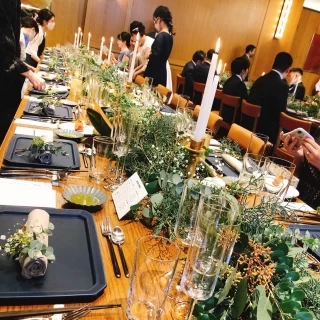 緑もあり雰囲気抜群な披露宴会場。