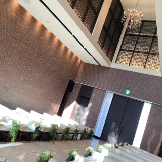 天井が高く、レンガの壁がおしゃれです。