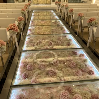 NYレジデンスのお花が敷き詰められたクリスタルバージンロード