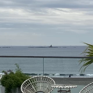 烏帽子岩が見えました。左側には江ノ島も見えます。