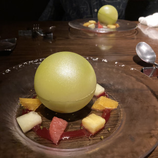 デザート
チョコソースをかけて溶かす演出があります