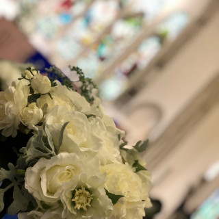 王道のスタンドガラスのチャペルに白いお花が可愛い