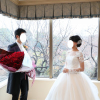 庭園向きに窓はありますが、木で隠れて景色は楽しめません。