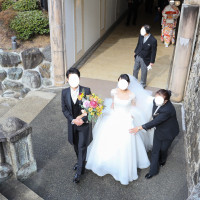 式後、外での記念撮影へ向かうところ