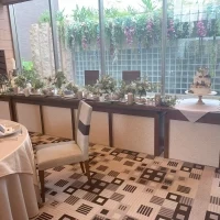 新郎新婦のテーブルの後ろはお花が飾られてあり可愛かったです。