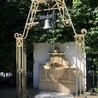 ベルは2人を祝福します。