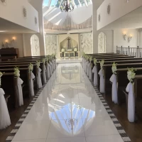 白を基調としたチャペルは純白のドレスがお似合いです。