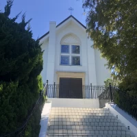 チャペルからの階段は2人を祝福する際にピッタリです。