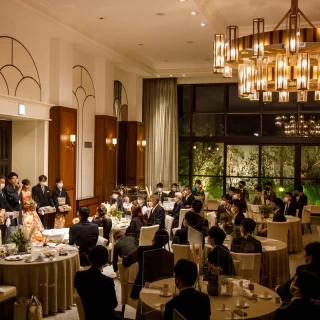 夜になるとガーデンがライトアップされます