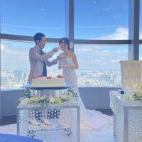 新郎から新婦へのファーストバイト