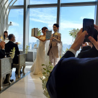 新郎新婦が結婚証明書を披露している場面