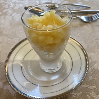 お肉料理の前に出た、お口直しのシャーベット。
