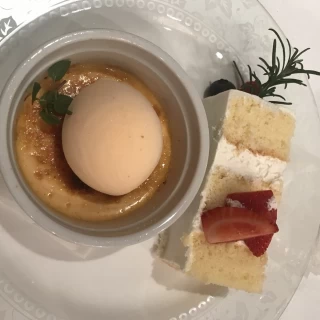 ウェディング ケーキとデザートのプレートです。