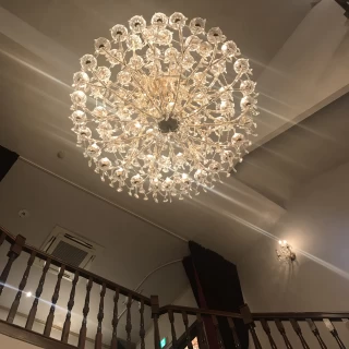 挙式会場の下の階です。階段から新郎新婦が降りて来てます。