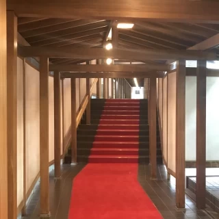 境内から披露宴会場に続く廊下です。木造の雰囲気が素敵です。
