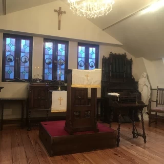 チャペルの様子。家具は全てアンティーク家具で雰囲気があります