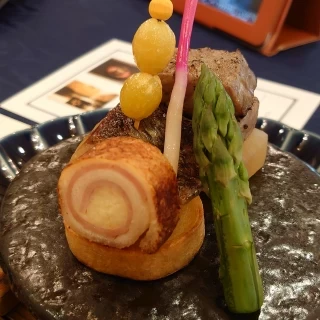 お肉料理と付け合わせです。