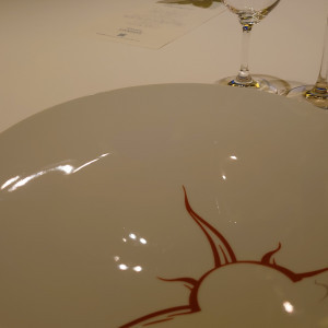 お皿、ワイングラスも高級感がありおしゃれでした。|601631さんのサンス・エ・サヴール(ひらまつウエディング)の写真(1372383)