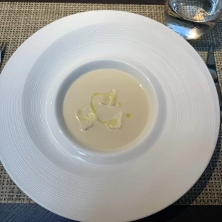 洗練されつつも、ホッとする味のスープでした。
