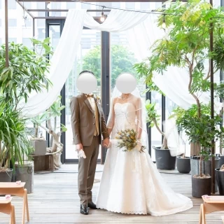 緑と光が差し込むチャペルで白のドレスがよく映えます。