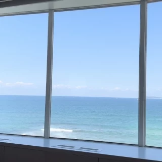 新郎新婦入場と共にカーテンが開き、そこには海が全面に！