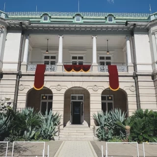 噴水とまるで王室のような外観に感動しました。