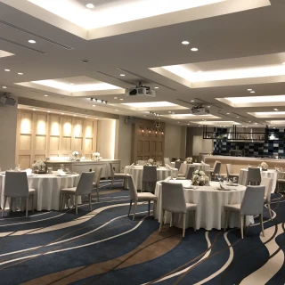 青の絨毯の会場