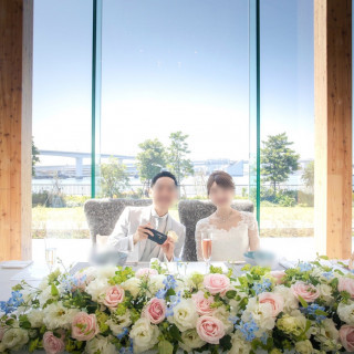 高砂・ゲストテーブルの装花は白・ピンク・水色にしました。