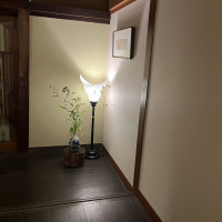 廊下の照明と植物