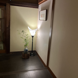 廊下の照明と植物|601747さんのザ キクスイロウ ナラパーク（菊水楼）の写真(1864067)