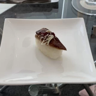 お肉ののった寿司です。
