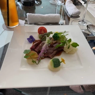 柔らかいお肉。すべての料理が華やかです。