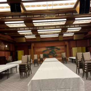 披露宴会場の1例です。靴を脱ぐ会場です